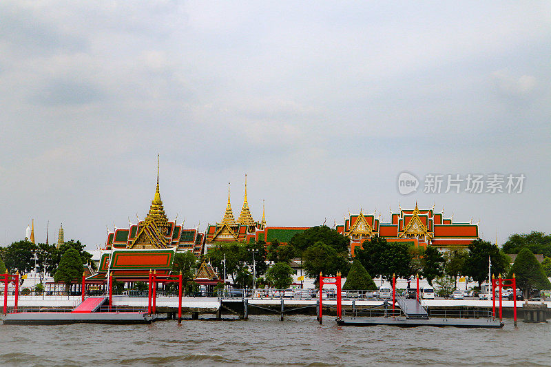 玉佛寺(Wat Phra Kaew)英文俗称玉佛寺(Temple of the Emerald Buddha)或皇宫，被认为是泰国最神圣的佛教寺庙